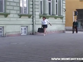 Русская  60 летняя баба сосёт толстый член