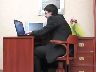 Великолепный секс с русской секретаршей в разгар рабочего дня в офисе