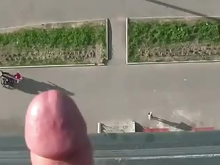 Длинноволосая московская чика мило отсасывает член на балконе
