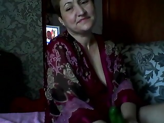 50 летняя русская женщина выебала себя огурцом перед вебкой