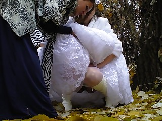 Роскошная невеста писает в лесу на глазах вуайериста